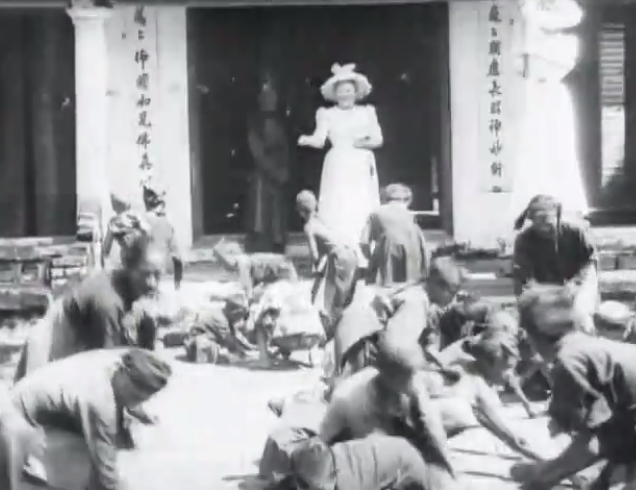 Enfants annamites ramassant des sapèques devant la Pagode des Dames (1901) постер